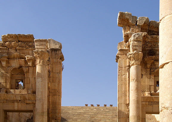 Propyläen vor dem Artemis-Tempel